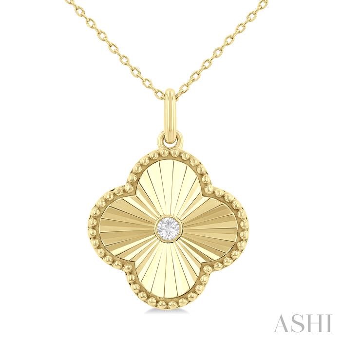 Clover Fluted Medallion Petite Diamond Fashion Pendant